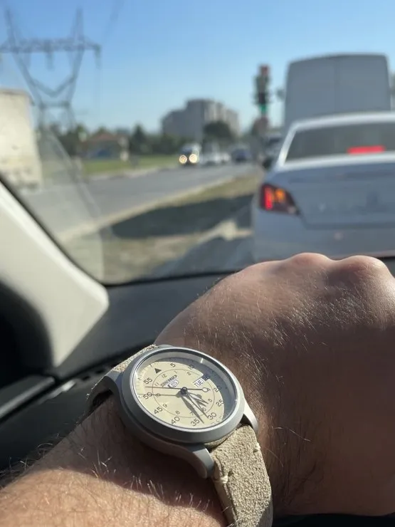 Araç içinde krem kadranlı Seiko 5 SNK503