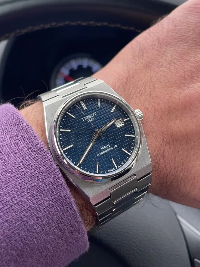 Araç içinde Tissot PRX, lacivert vafli kadran